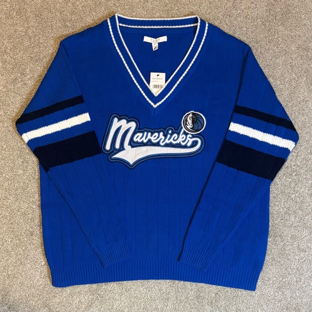 WEAR by Erin Andrews Dallas Mavericks V-Neck Sweater M